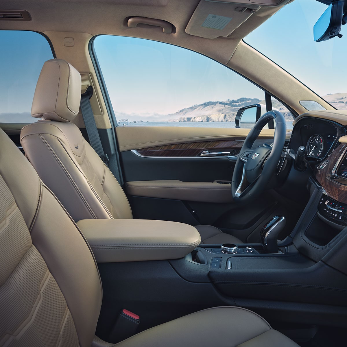Vue latérale de l’habitacle côté conducteur du VUS intermédiaire 7 passagers Cadillac XT6 2025.