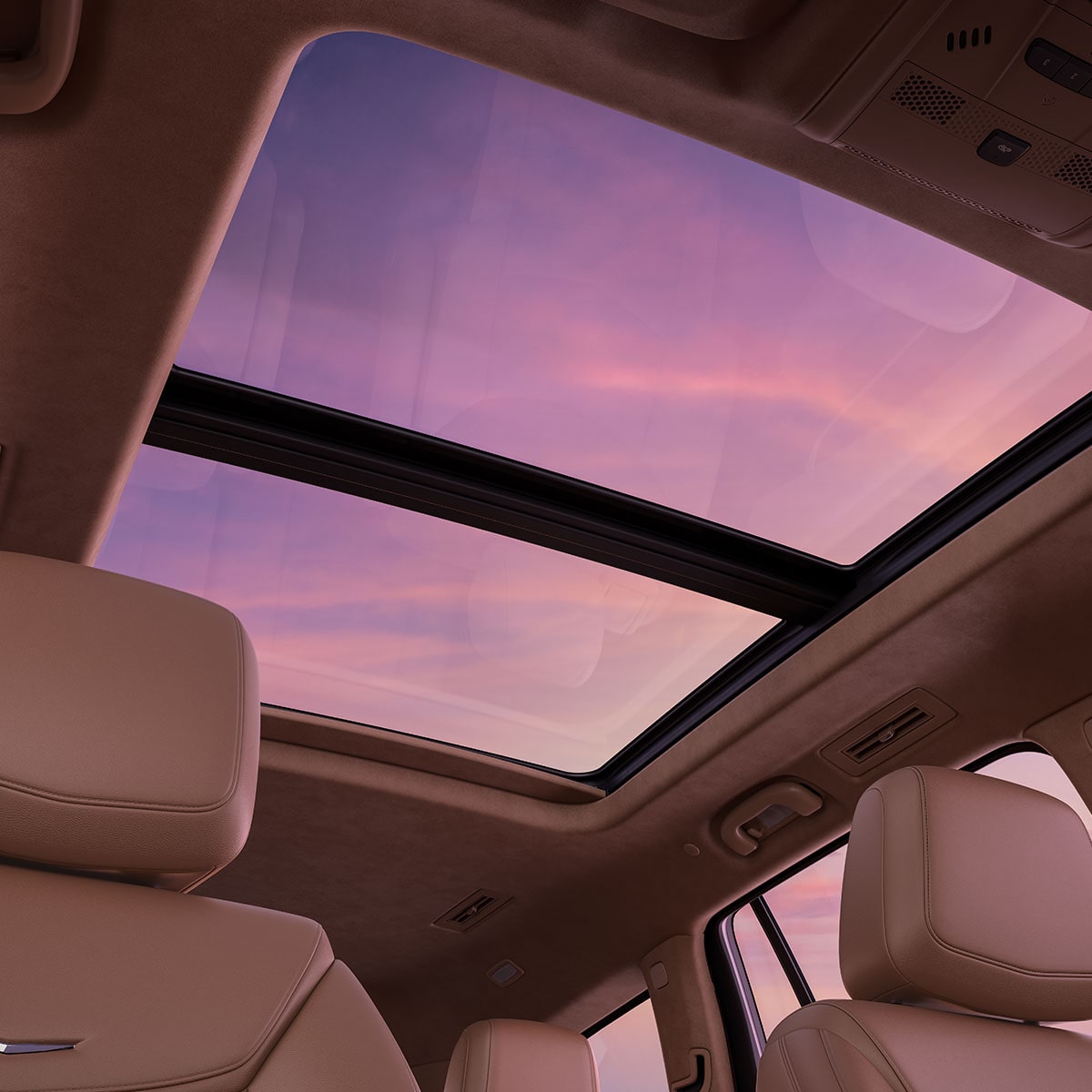 Toit ouvrant UltraView du VUS intermédiaire 7 passagers Cadillac XT6 2025 vu par le passager avant.