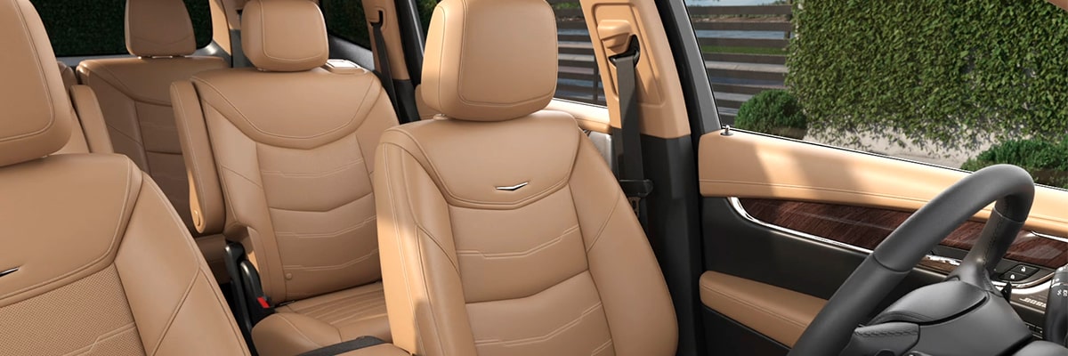 L’habitacle luxueux du VUS intermédiaire 7 passagers Cadillac XT6 2025.