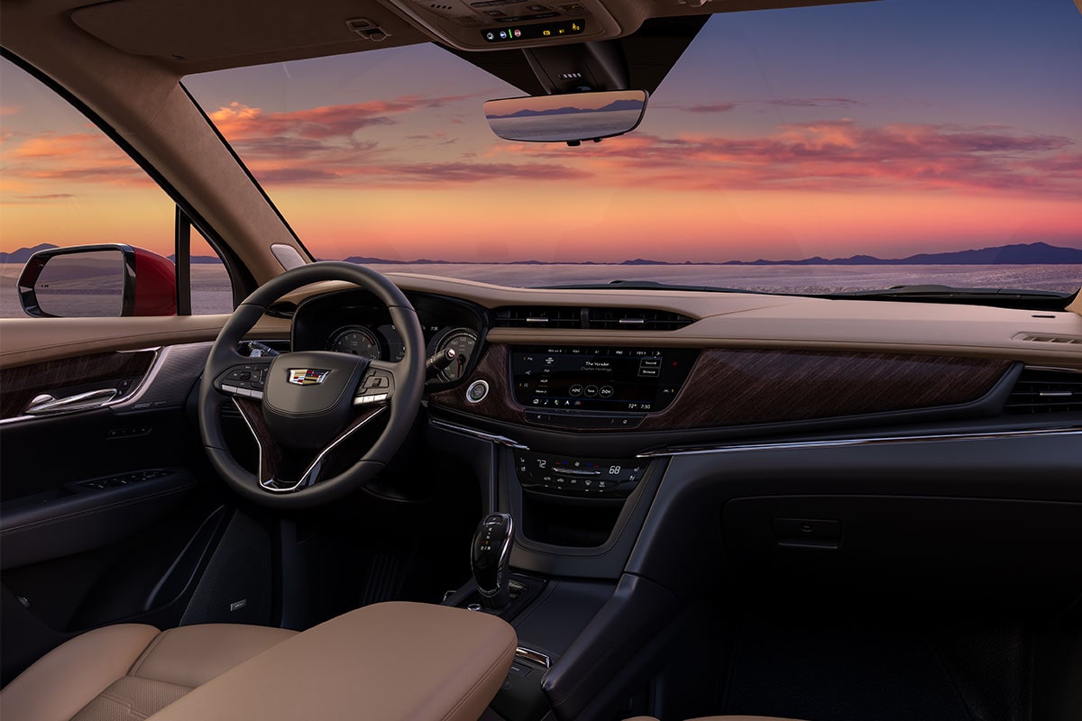 Vue latérale avant du volant du VUS intermédiaire 7 passagers Cadillac XT6 2025.
