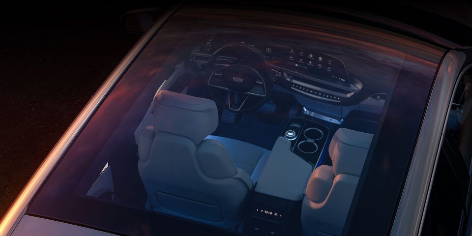 Vue de l’intérieur du Cadillac LYRIQ à travers le toit vitré fixe.