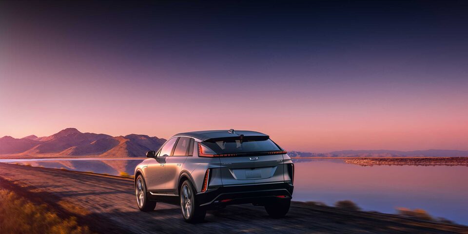 Vue extérieure du Cadillac LYRIQ au coucher du soleil.