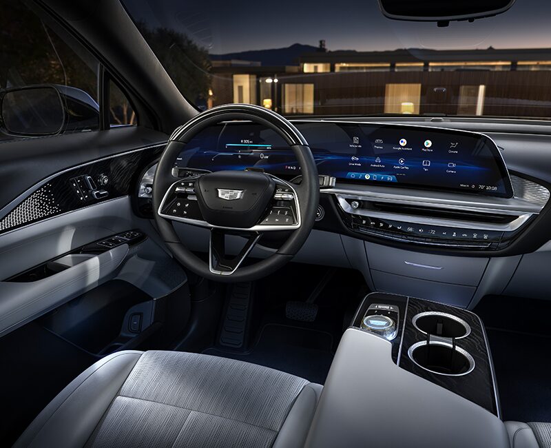 Vue intérieure du Cadillac LYRIQ, côté conducteur.