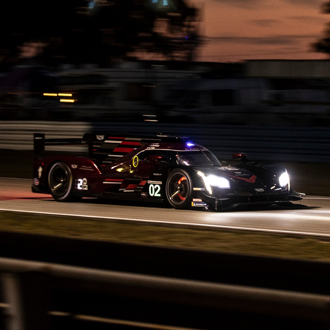 Célébrations du 20e anniversaire de la série V de Cadillac au circuit international de Sebring durant la finale nocturne.