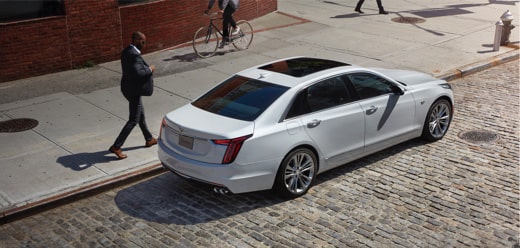 Vue aérienne du côté passager arrière de la grande berline de luxe CT6 2020.