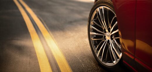 Vue rapprochée des roues de la grande berline de luxe CT6.