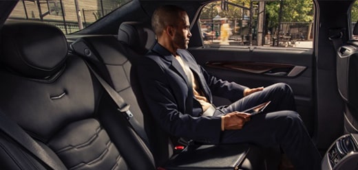 Berline Cadillac CT6 2020 : Sièges en cuir fait de matériaux de finition soignée.