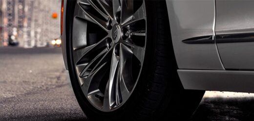 Berline Cadillac CT6 2020 : Vue rapprochée sur les roues possédant le freinage automatique.