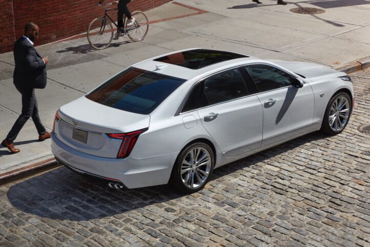 Vue aérienne du côté passager arrière de la grande berline de luxe CT6 2020.