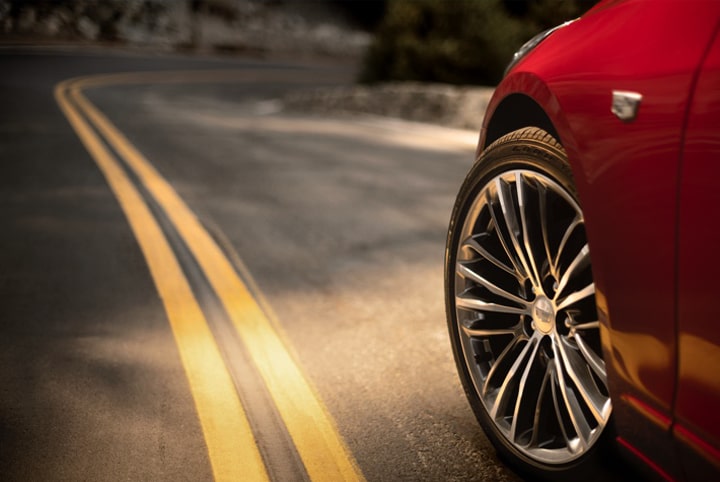 Vue rapprochée des roues de la grande berline de luxe CT6.