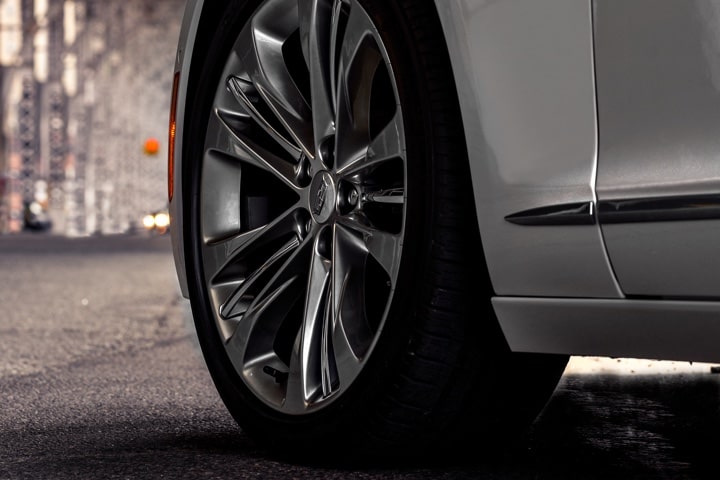Berline Cadillac CT6 2020 : Vue rapprochée sur les roues possédant le freinage automatique.