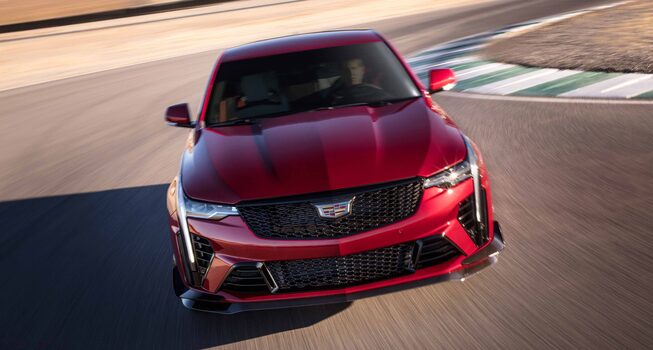Vue avant de la Cadillac CT4-V 2022 en mouvement sur une piste de course.