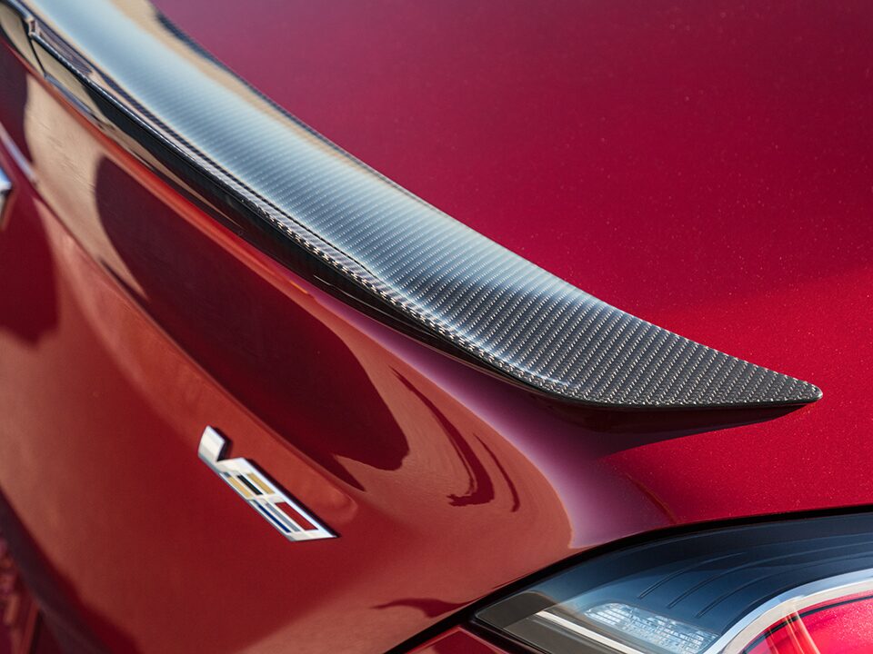Image de l’aileron arrière en fibre de carbone de la Cadillac CT4 de série V 2022.