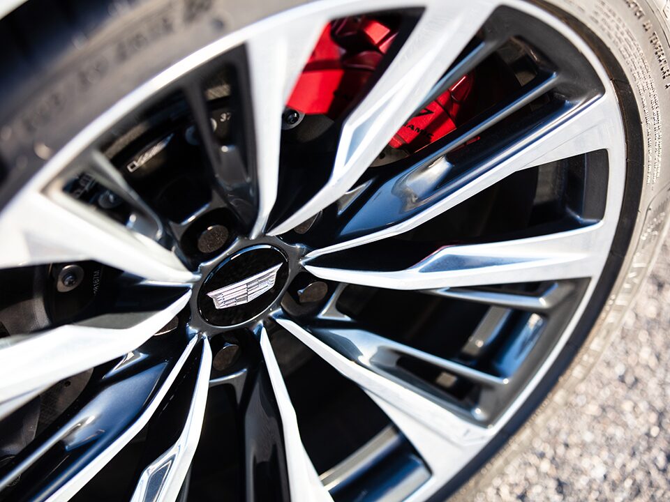 Vue rapprochée de la jante de la berline compacte sport de luxe CT4-V 2022.