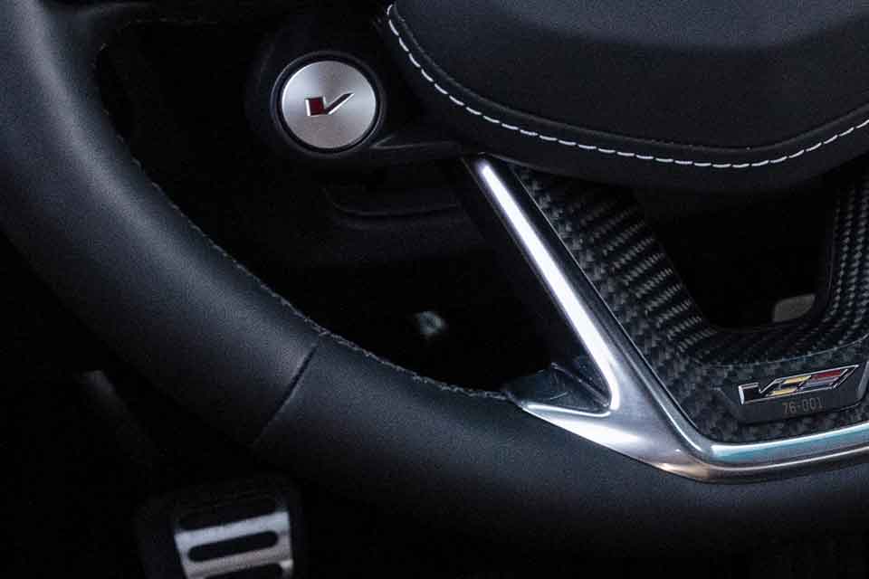 Vue rapprochée du volant de performance de la série V.