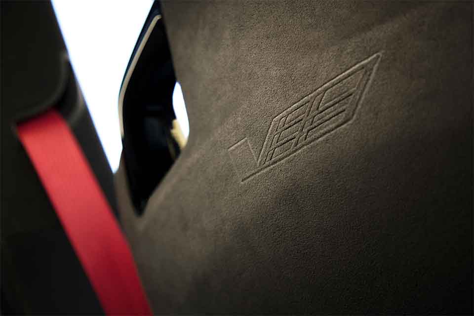 Vue rapprochée des garnitures contrastantes en microfibre suédée de la Cadillac de série V.