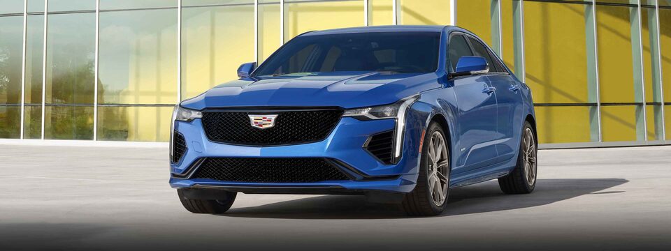 Vue de profil avant de la berline compacte sport de luxe CT4-V 2022.