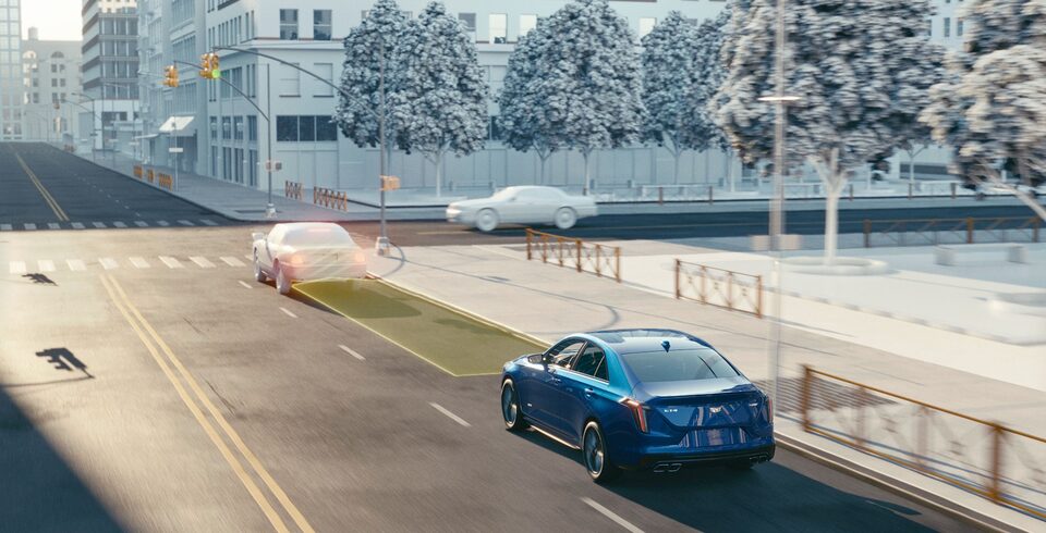 Cadillac CT4 2023 sur un pont.