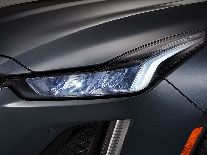 Phares de la Cadillac CT5 2024.
