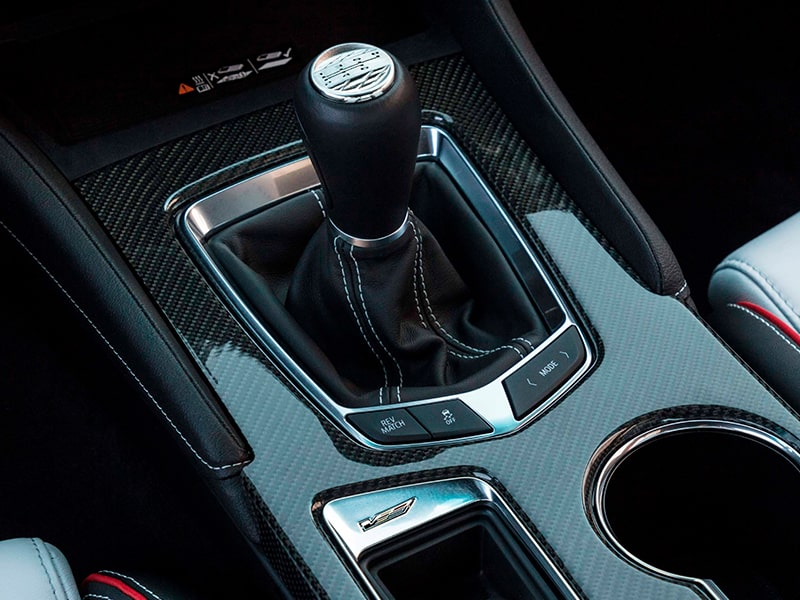 Vue rapprochée du levier de vitesse de la berline sport de luxe Cadillac CT4-V 2025.