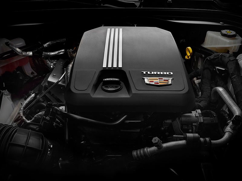 Vue rapprochée du moteur turbo à deux volutes de 2,7 L de la berline de luxe Cadillac CT4 2025.