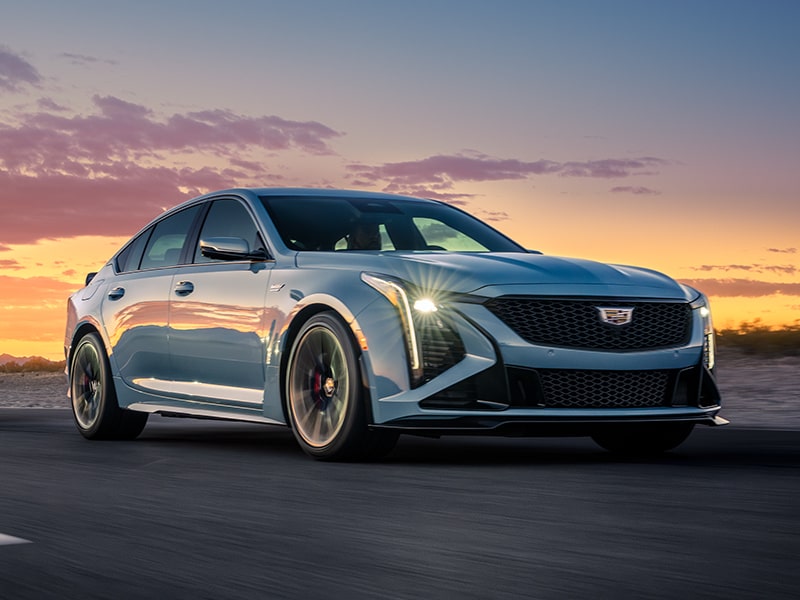 Vue latérale avant de la Cadillac CT5-V 2025 stationnée à l’extérieur au coucher du soleil.