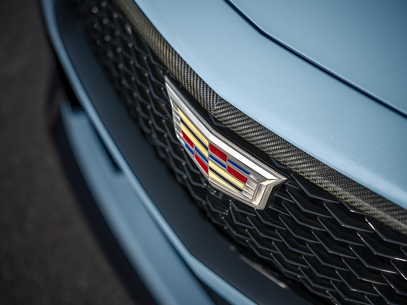 Emblème Cadillac sur le groupe en fibre de carbone de la CT5-V 2025.