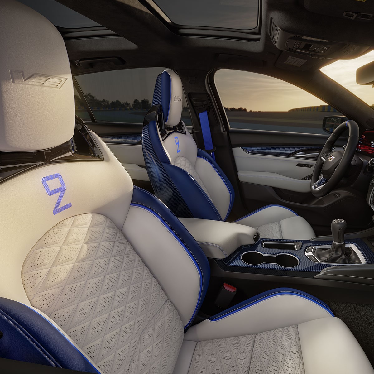 Vue latérale des sièges confortables à la première rangée de la Cadillac CT5-V 2025.