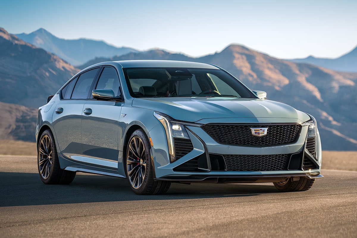 Vue latérale avant droite de la Cadillac CT5-V 2025.