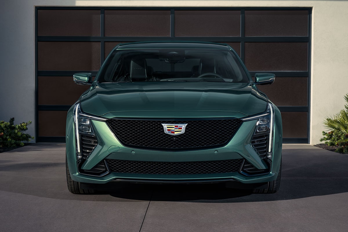 Vue avant de la Cadillac CT5 2025 de série V.