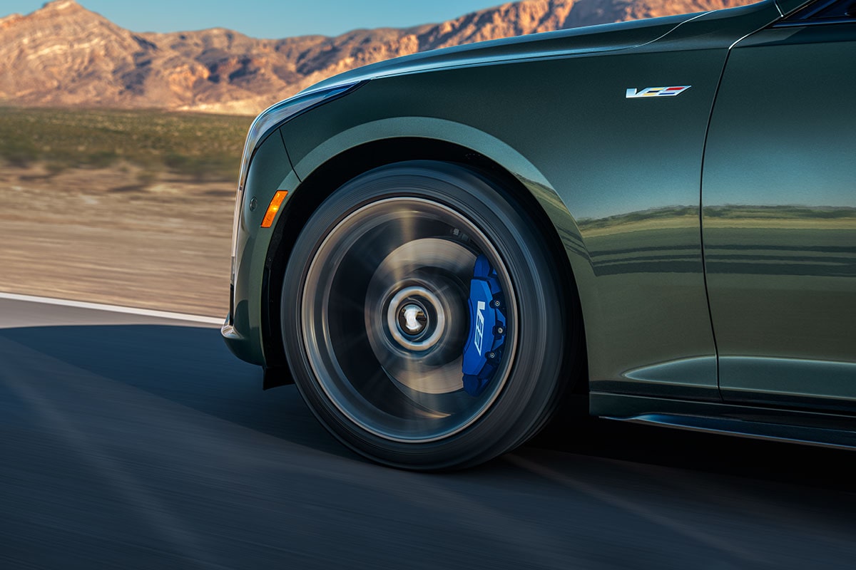 Vue rapprochée des roues de la Cadillac CT5-V 2025 en mouvement.