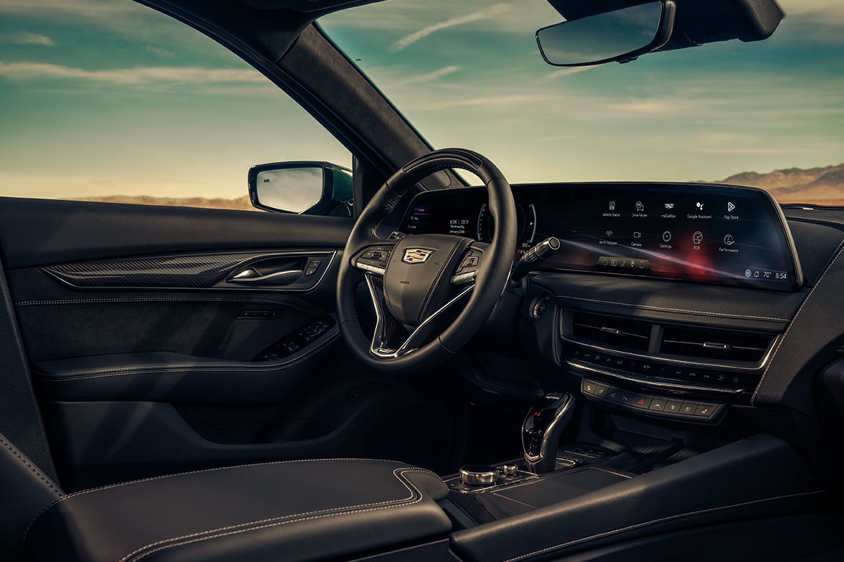 Vue latérale avant de l’habitacle côté conducteur de la Cadillac CT5-V 2025.