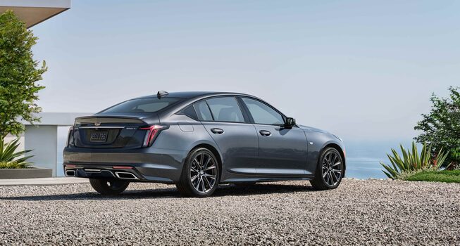 Vue latérale arrière de la Cadillac CT5 2022 dans une vue panoramique.
