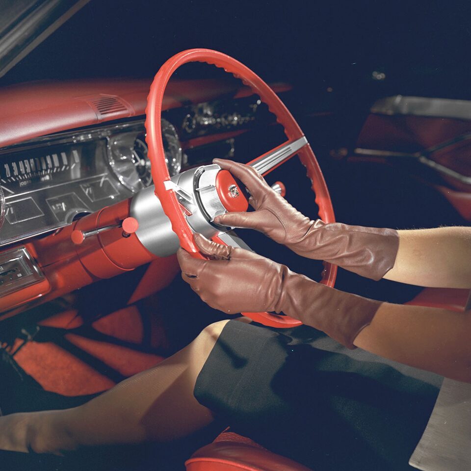 Véhicule Cadillac 1954 avec direction assistée électrique.