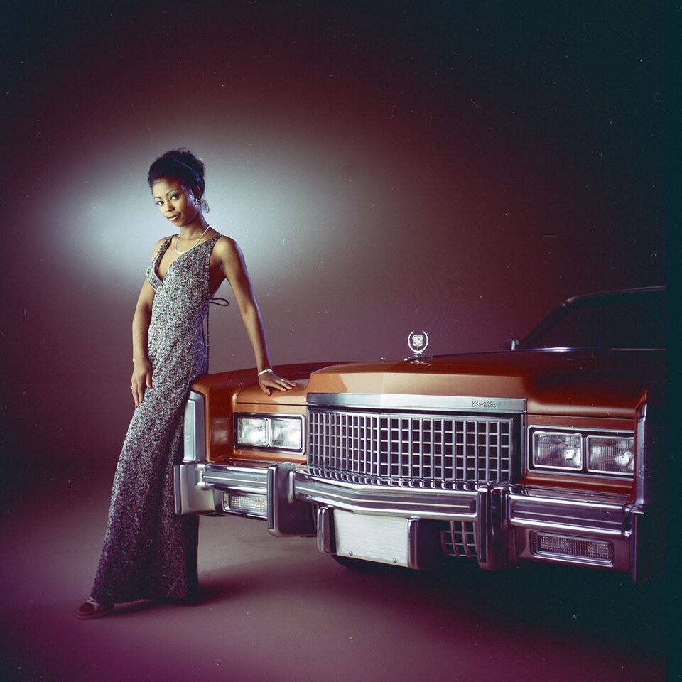Un véhicule Cadillac des années 1930 et une personne de couleur.