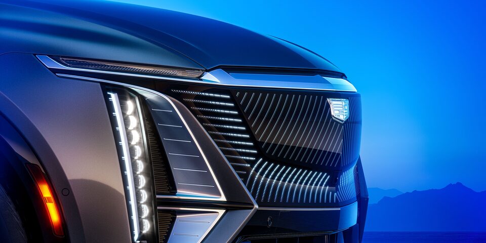 Bouclier en cristal noir illuminé du Cadillac LYRIQ 2024.