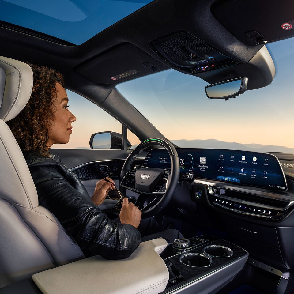 Vue du siège du conducteur avec la technologie Cadillac Super Cruise en cours d’utilisation.
