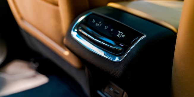 2022 XT6 Cadillac controls.