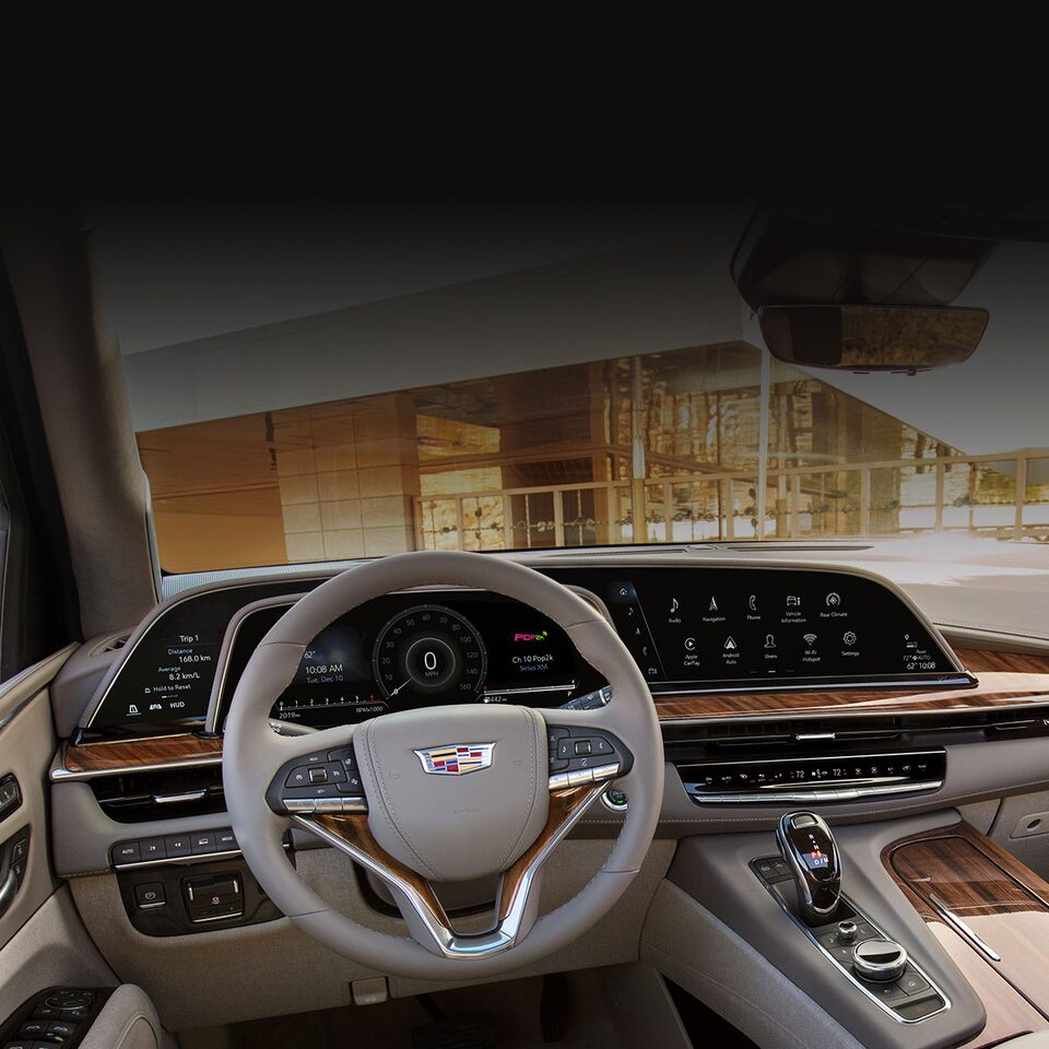 Écran incurvé à DELO et volant du Cadillac Escalade 2023.