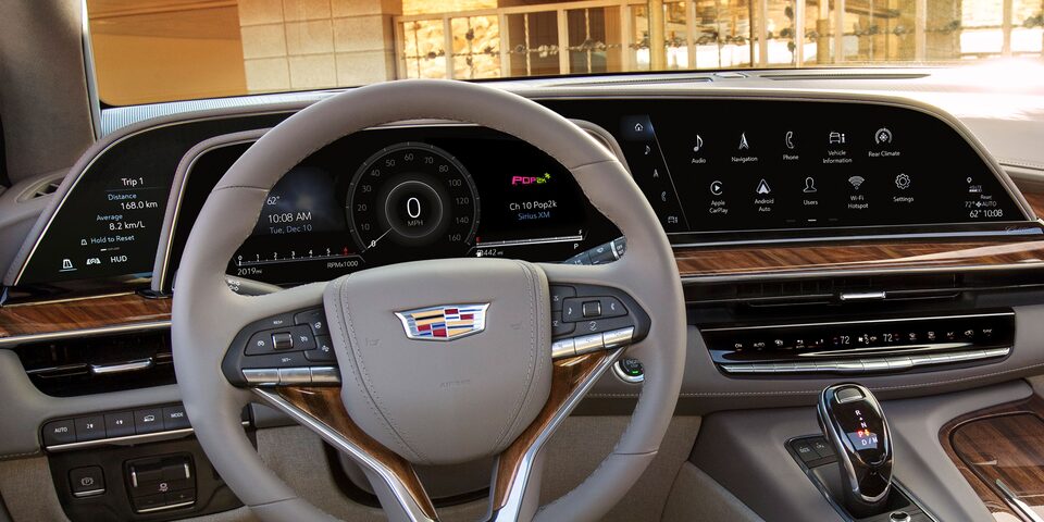 Volant et tableau de bord du Cadillac Escalade 2023.