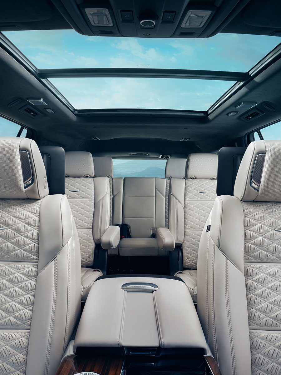 Trois rangées de sièges spacieux en cuir de couleur pâle dans le Cadillac Escalade 2027 sous un toit panoramique en verre