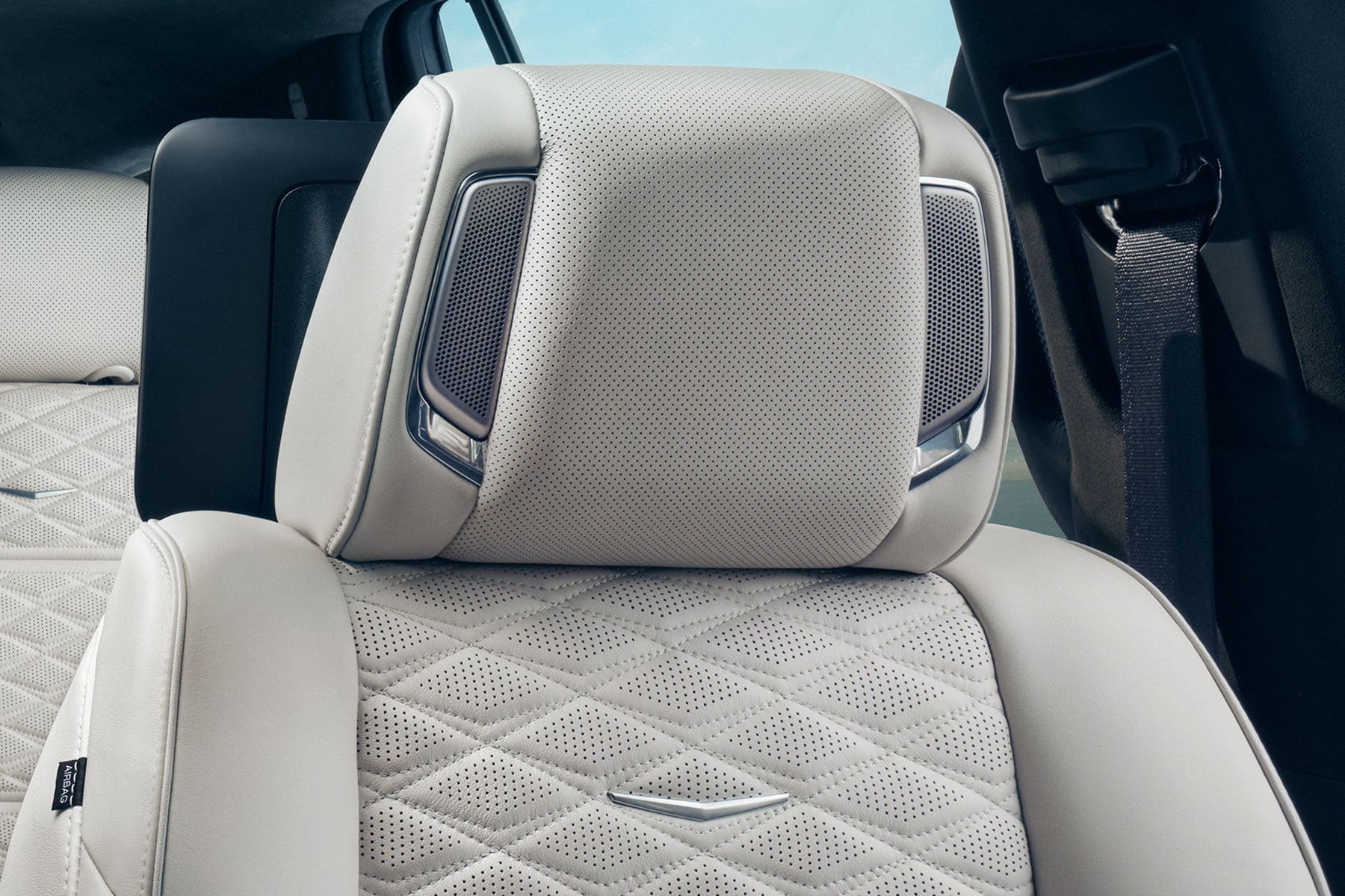 Vue rapprochée des haut-parleurs intégrés à un appuie-tête de siège du Cadillac Escalade 2027