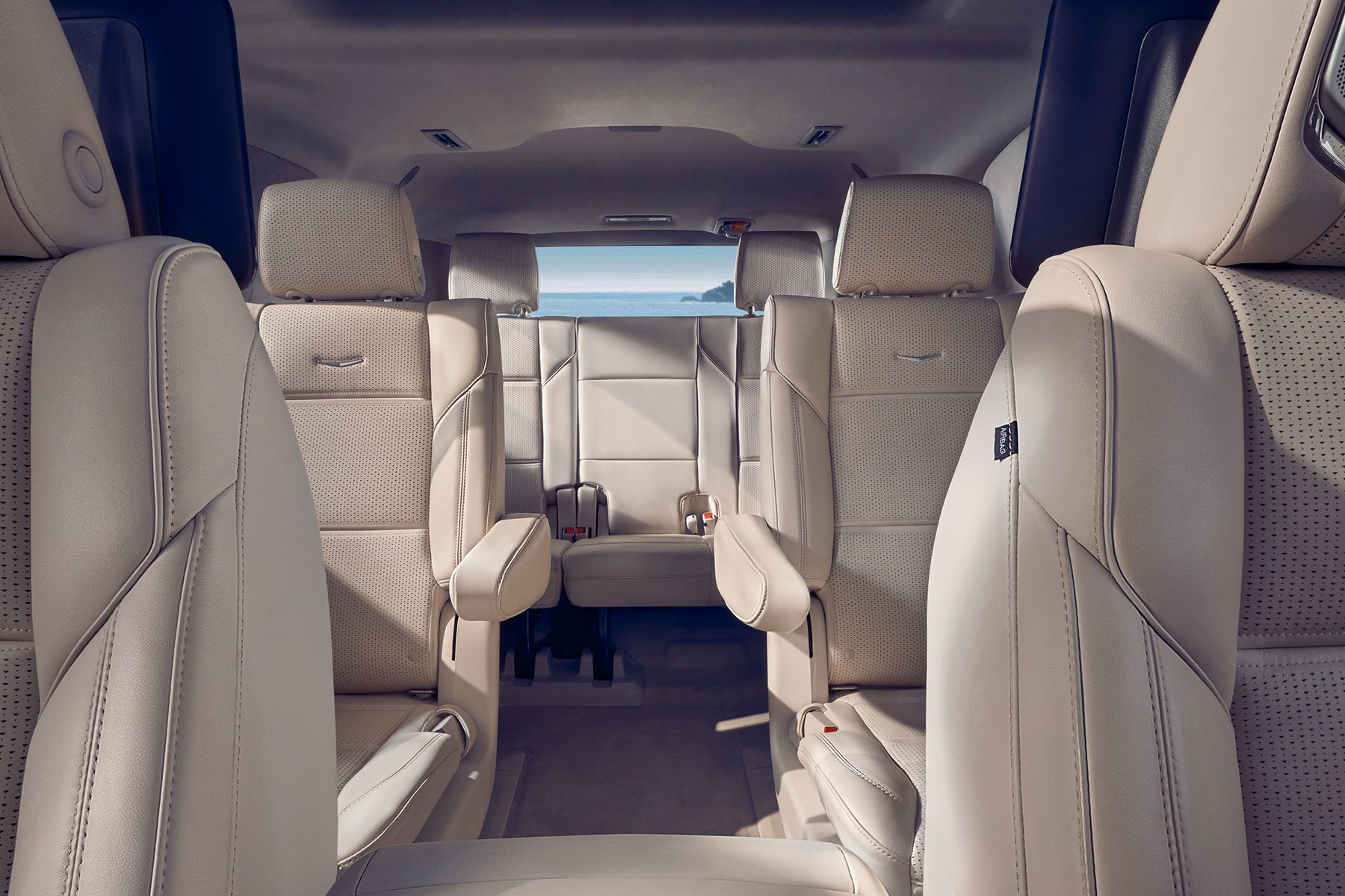 Vue depuis la première rangée des sièges spacieux sur trois rangées du Cadillac Escalade 2027