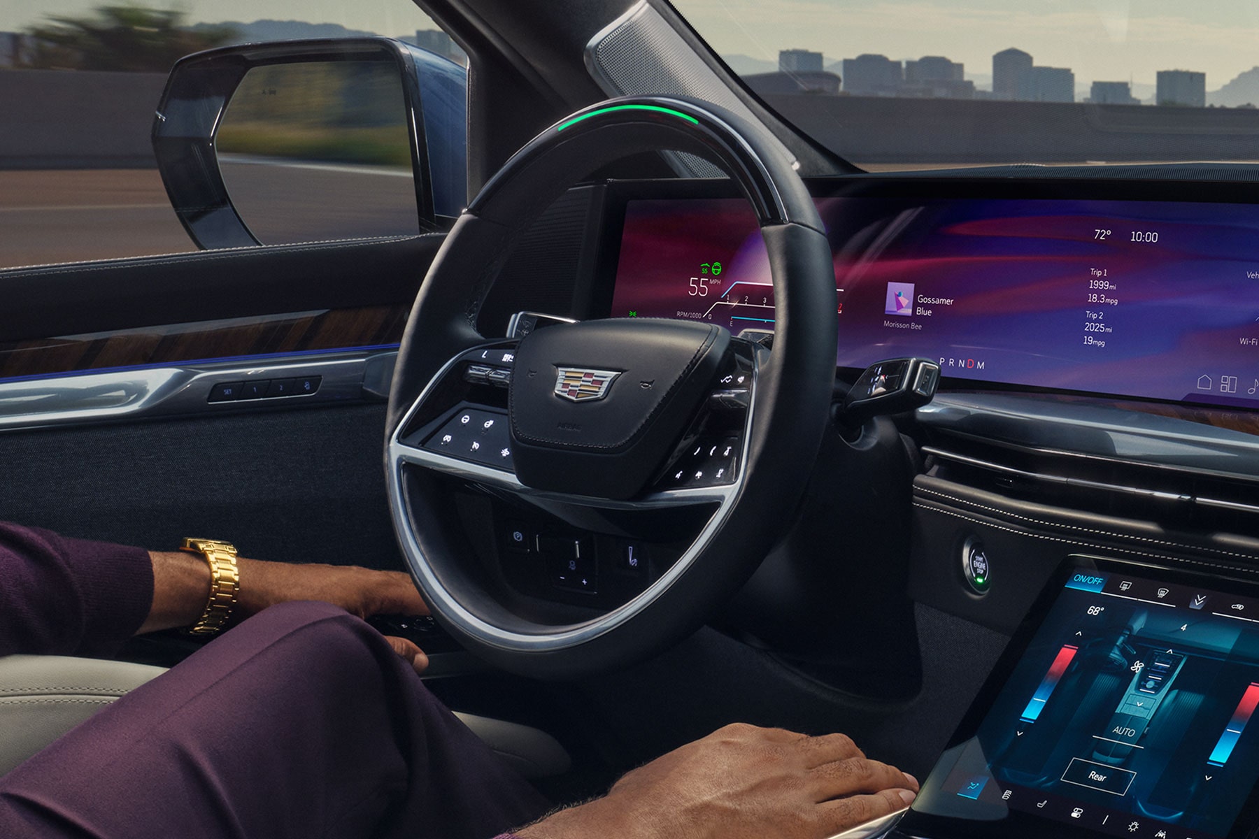 Conducteur utilisant Super Cruise en mode mains libres dans le Cadillac Escalade 2027