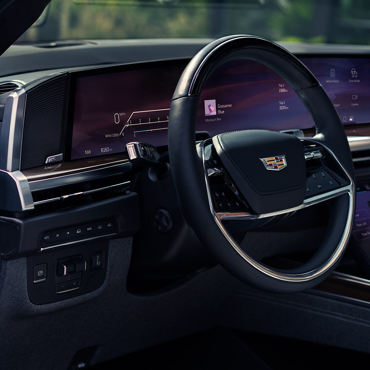 Vue rapprochée du volant et du tableau de bord du conducteur du Cadillac Escalade 2027