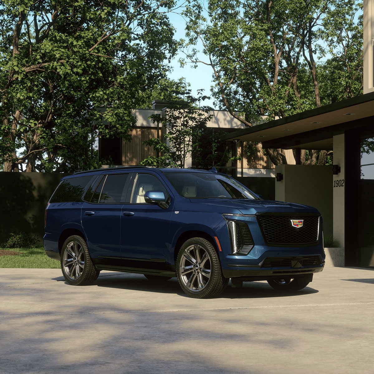 Vue de trois quarts d’un Cadillac Escalade 2027 bleu stationné devant une maison moderne