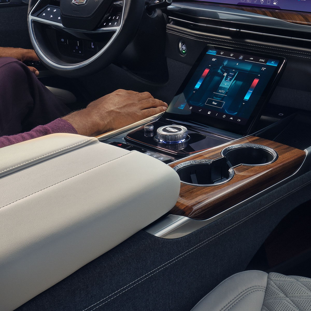 Conducteur utilisant Super Cruise en mode mains libres dans le Cadillac Escalade 2027