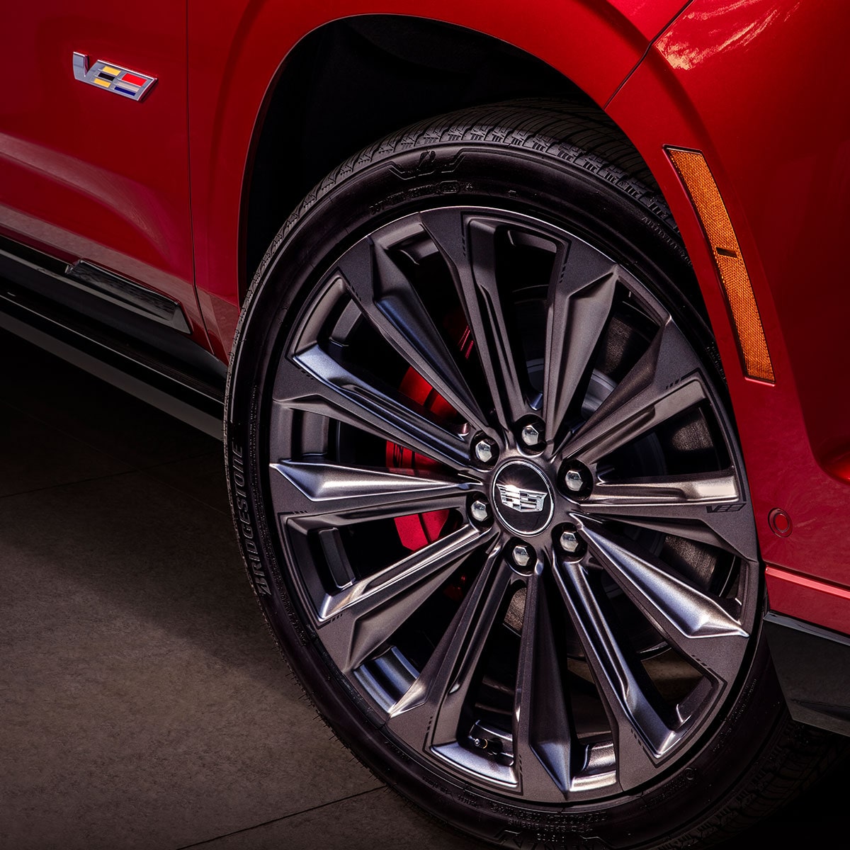Vue rapprochée des freins avant haute performance Brembo du Cadillac Escalade-V 2027