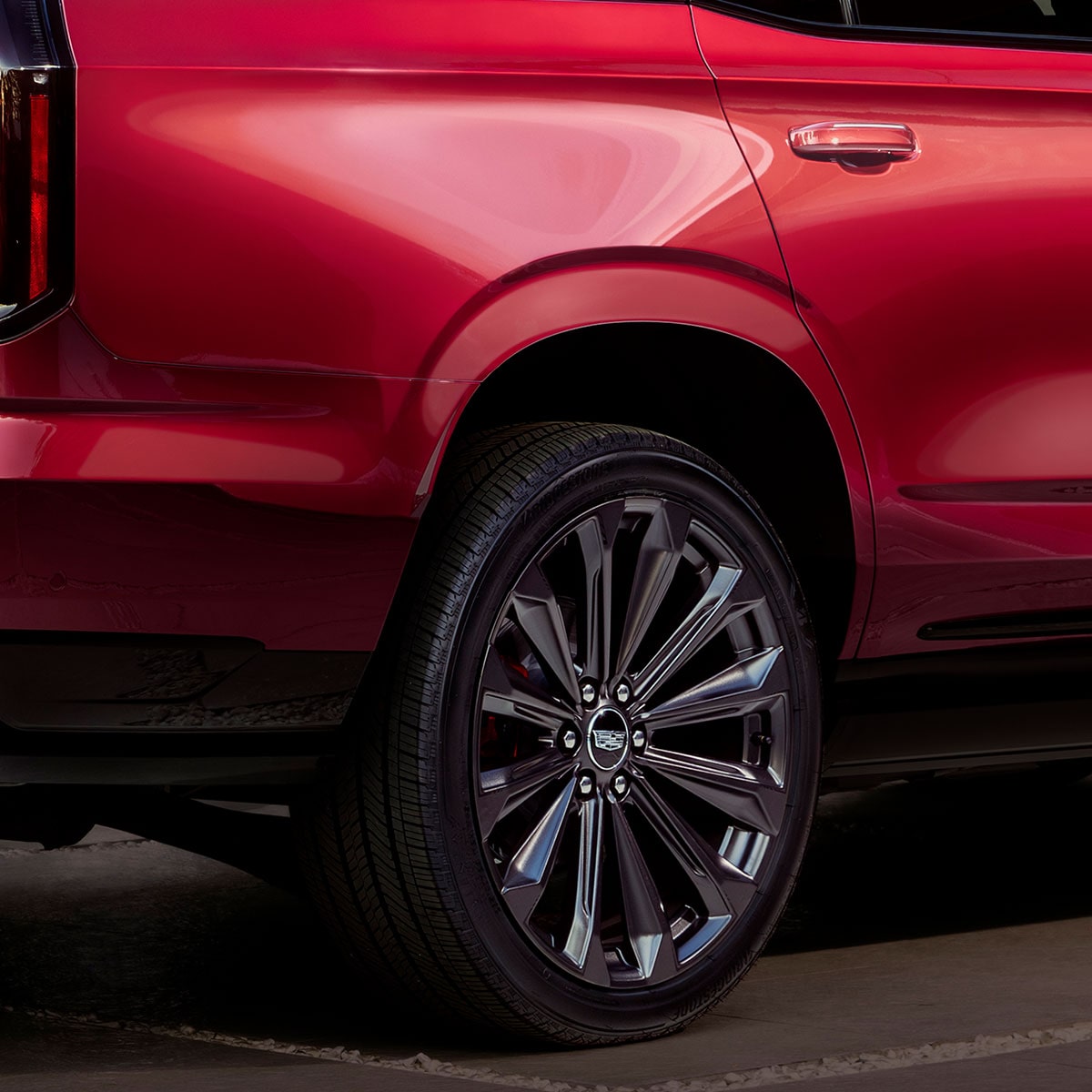 Vue rapprochée d’une roue de 24 pouces du Cadillac Escalade-V 2027