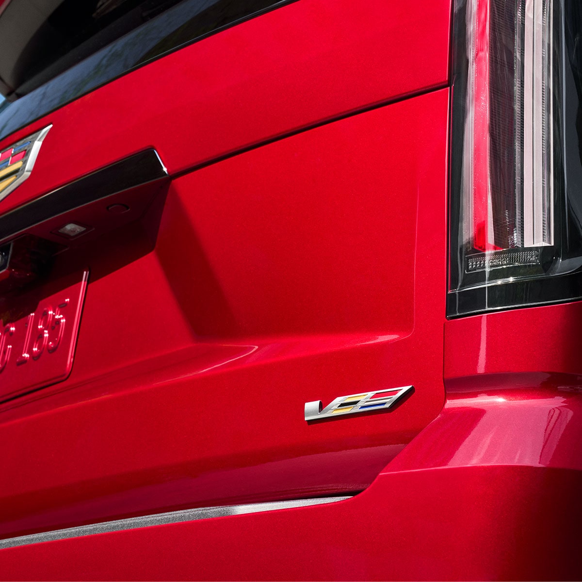 Vue rapprochée de l’emblème Série V du Cadillac Escalade-V 2027
